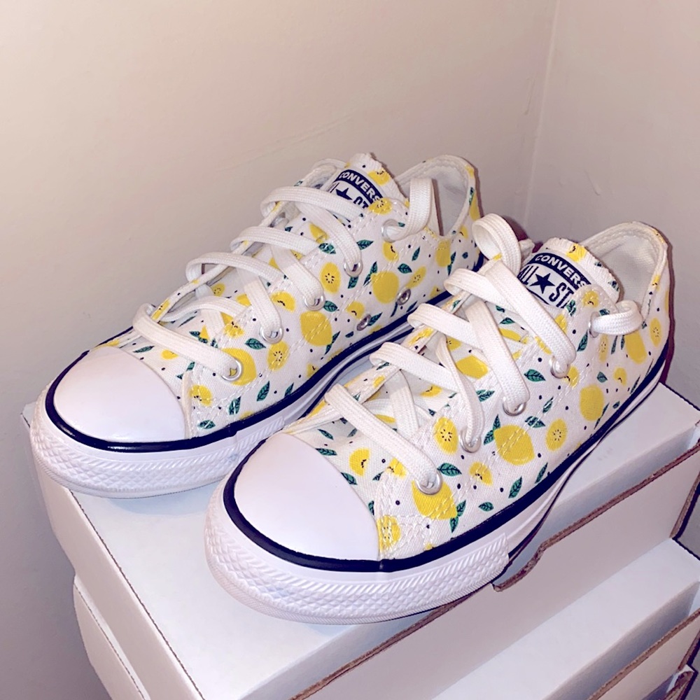 Girls Lemon Converse Kids Size 2 🍋